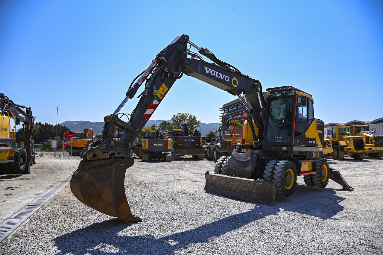 VOLVO EWR150E - Gumikerekes kotró: 1 kép. VOLVO EWR150E - Gumikerekes kotró: 1 kép.