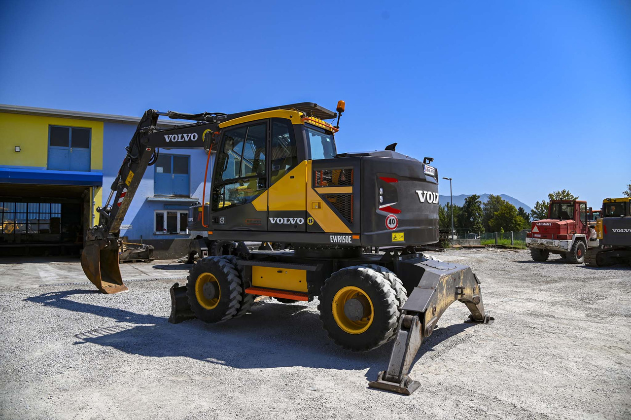 VOLVO EWR150E - Gumikerekes kotró: 4 kép. VOLVO EWR150E - Gumikerekes kotró: 4 kép.