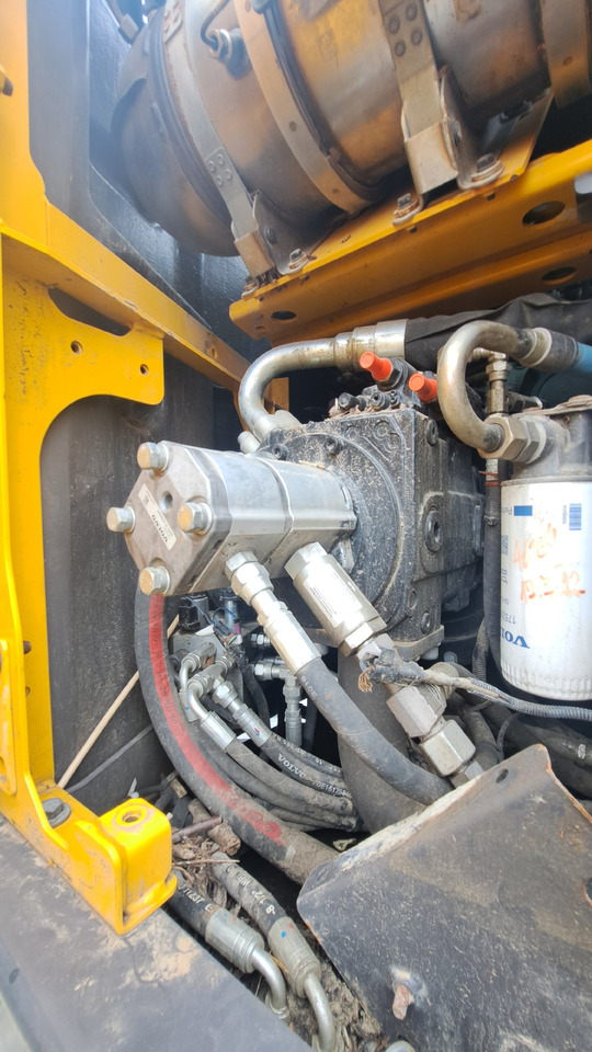 VOLVO EWR150E - Gumikerekes kotró: 4 kép. VOLVO EWR150E - Gumikerekes kotró: 4 kép.
