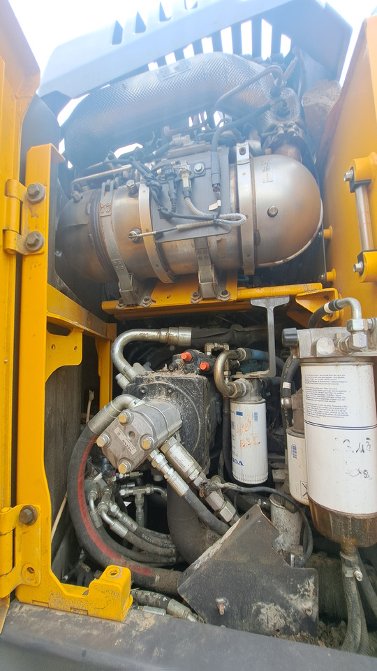 VOLVO EWR150E - Gumikerekes kotró: 4 kép. VOLVO EWR150E - Gumikerekes kotró: 4 kép.