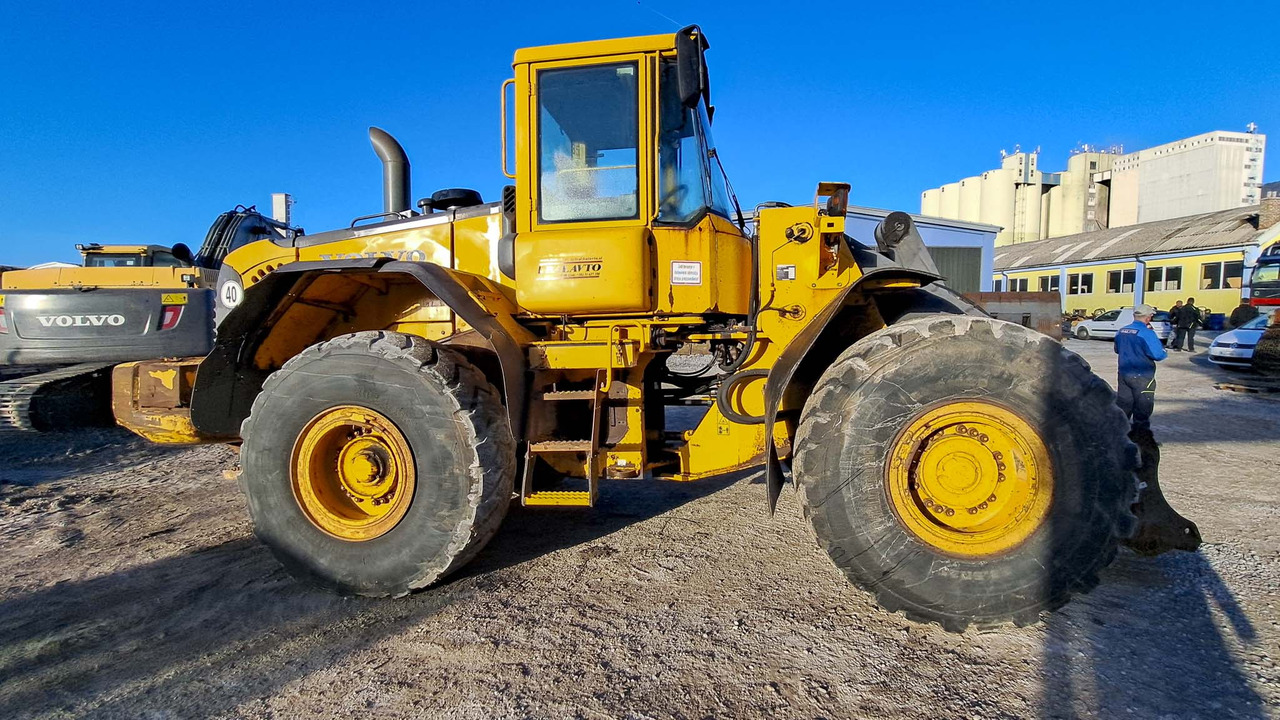 VOLVO L120E - Gumikerekes homlokrakodó: 4 kép. VOLVO L120E - Gumikerekes homlokrakodó: 4 kép.