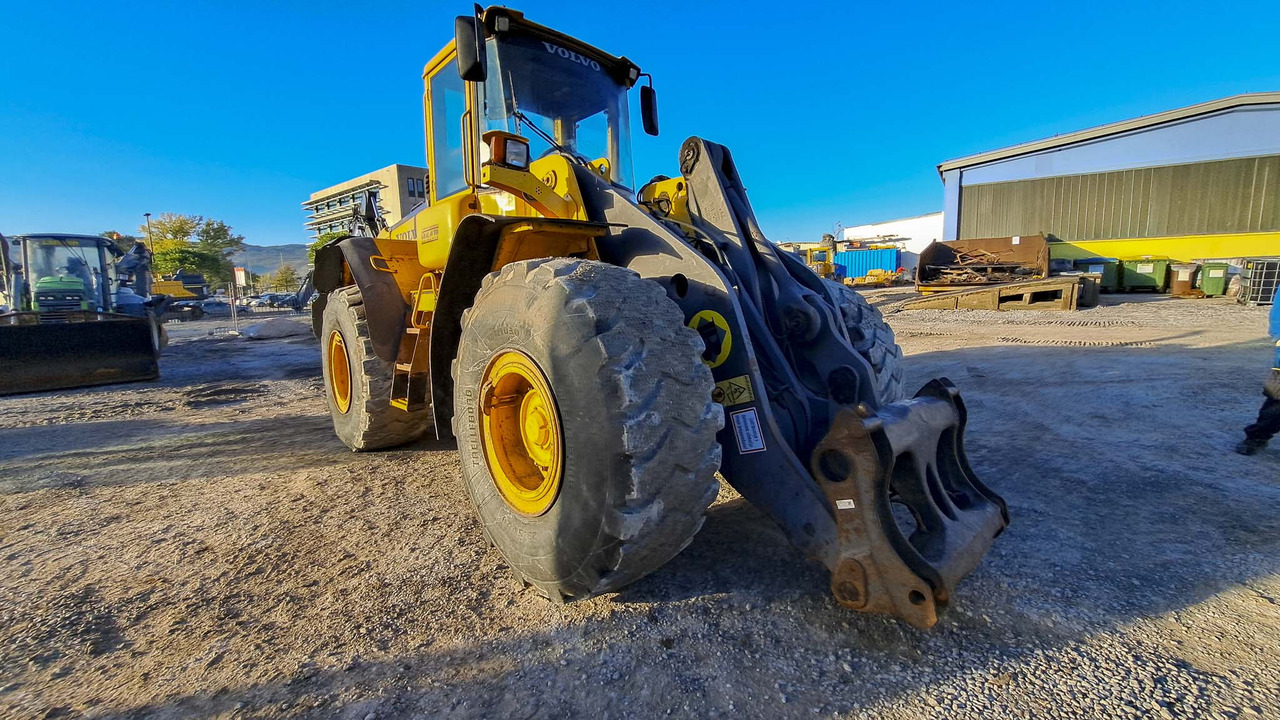 VOLVO L120E - Gumikerekes homlokrakodó: 3 kép. VOLVO L120E - Gumikerekes homlokrakodó: 3 kép.