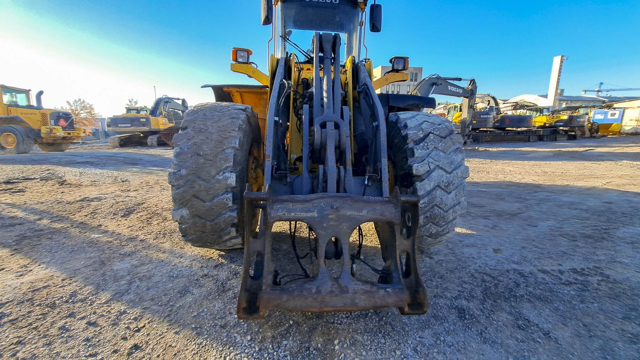 VOLVO L120E - Gumikerekes homlokrakodó: 2 kép. VOLVO L120E - Gumikerekes homlokrakodó: 2 kép.