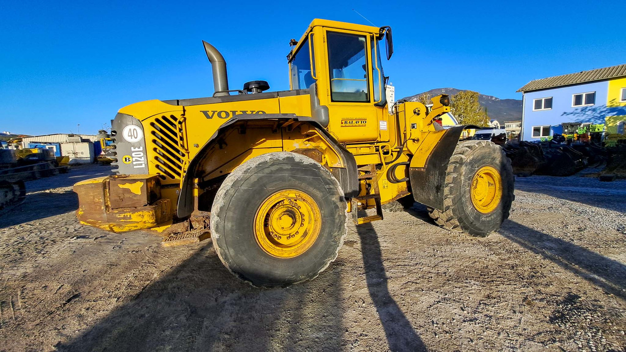 VOLVO L120E - Gumikerekes homlokrakodó: 5 kép. VOLVO L120E - Gumikerekes homlokrakodó: 5 kép.