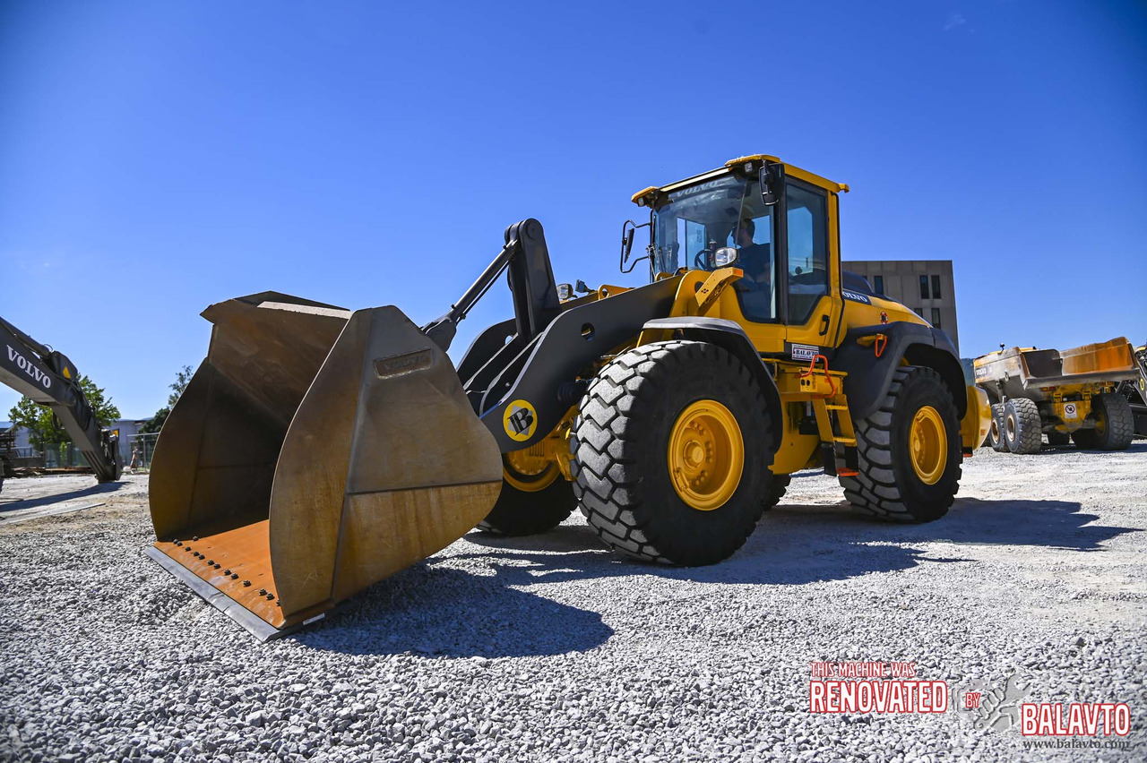 VOLVO L120H - Gumikerekes homlokrakodó: 1 kép. VOLVO L120H - Gumikerekes homlokrakodó: 1 kép.