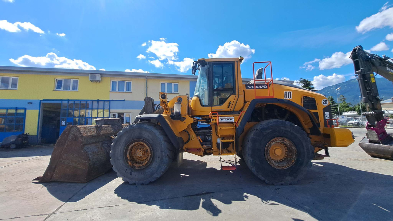 VOLVO L150H - Gumikerekes homlokrakodó: 1 kép. VOLVO L150H - Gumikerekes homlokrakodó: 1 kép.
