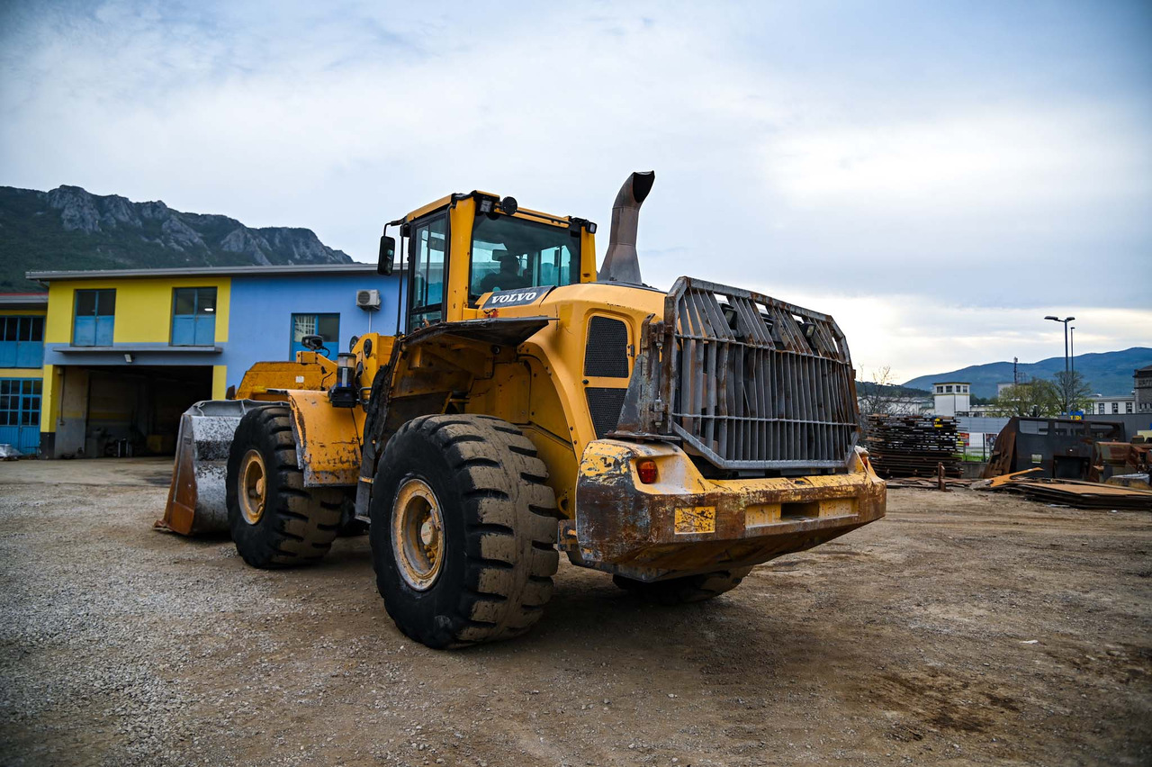 VOLVO L180G - Gumikerekes homlokrakodó: 4 kép. VOLVO L180G - Gumikerekes homlokrakodó: 4 kép.