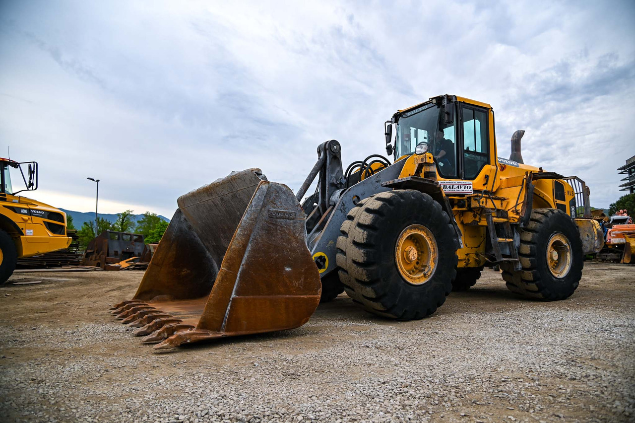 VOLVO L180G - Gumikerekes homlokrakodó: 1 kép. VOLVO L180G - Gumikerekes homlokrakodó: 1 kép.