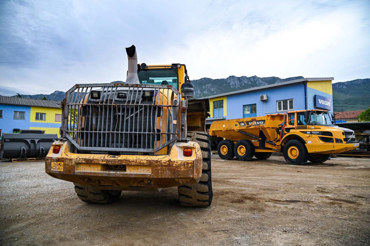 VOLVO L180G - Gumikerekes homlokrakodó: 5 kép. VOLVO L180G - Gumikerekes homlokrakodó: 5 kép.