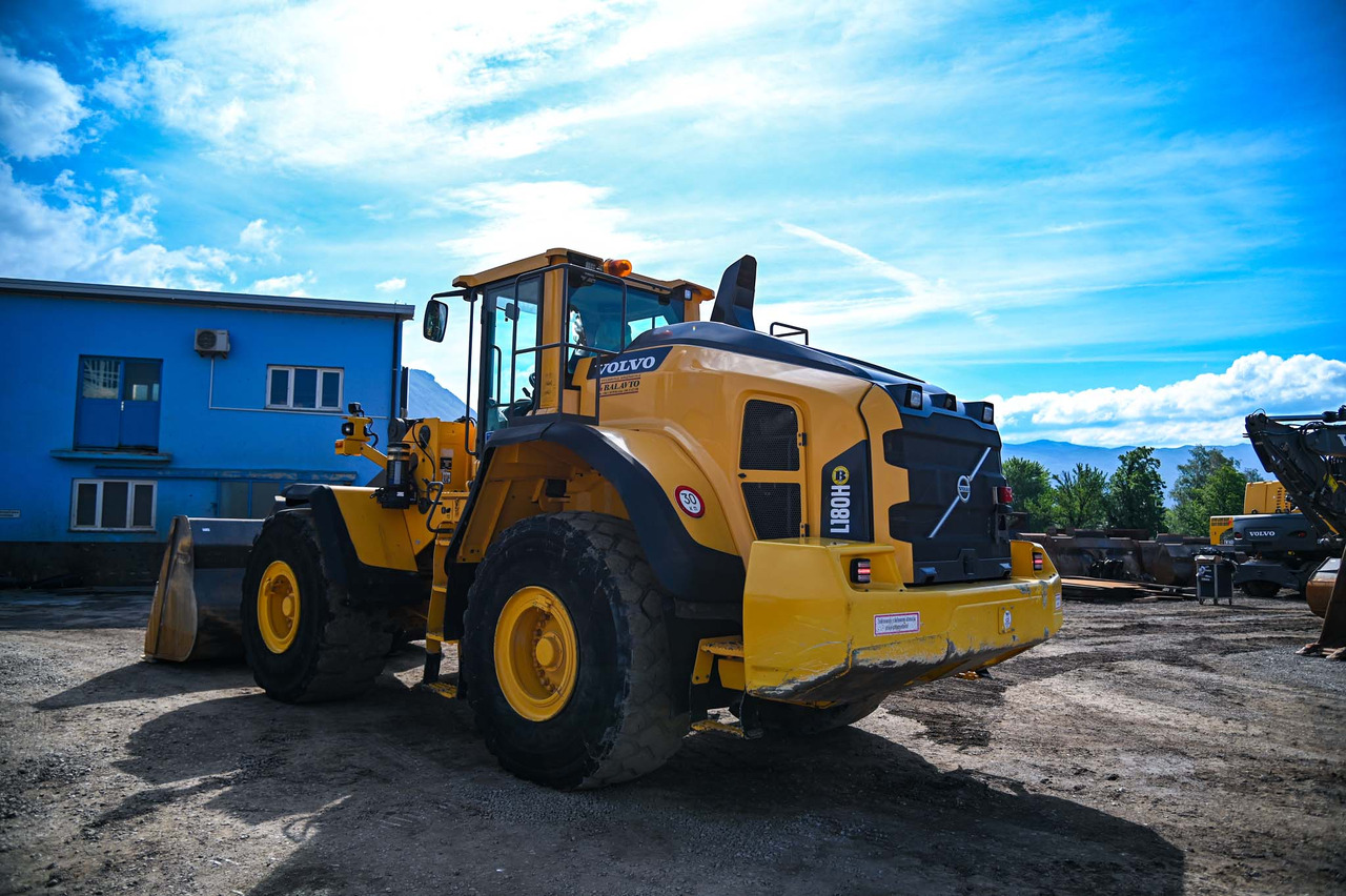 VOLVO L180H - Gumikerekes homlokrakodó: 4 kép. VOLVO L180H - Gumikerekes homlokrakodó: 4 kép.