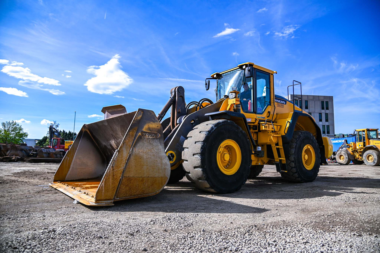 VOLVO L180H - Gumikerekes homlokrakodó: 1 kép. VOLVO L180H - Gumikerekes homlokrakodó: 1 kép.