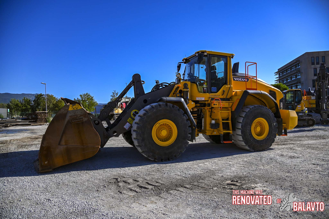 VOLVO L180H - Gumikerekes homlokrakodó: 2 kép. VOLVO L180H - Gumikerekes homlokrakodó: 2 kép.