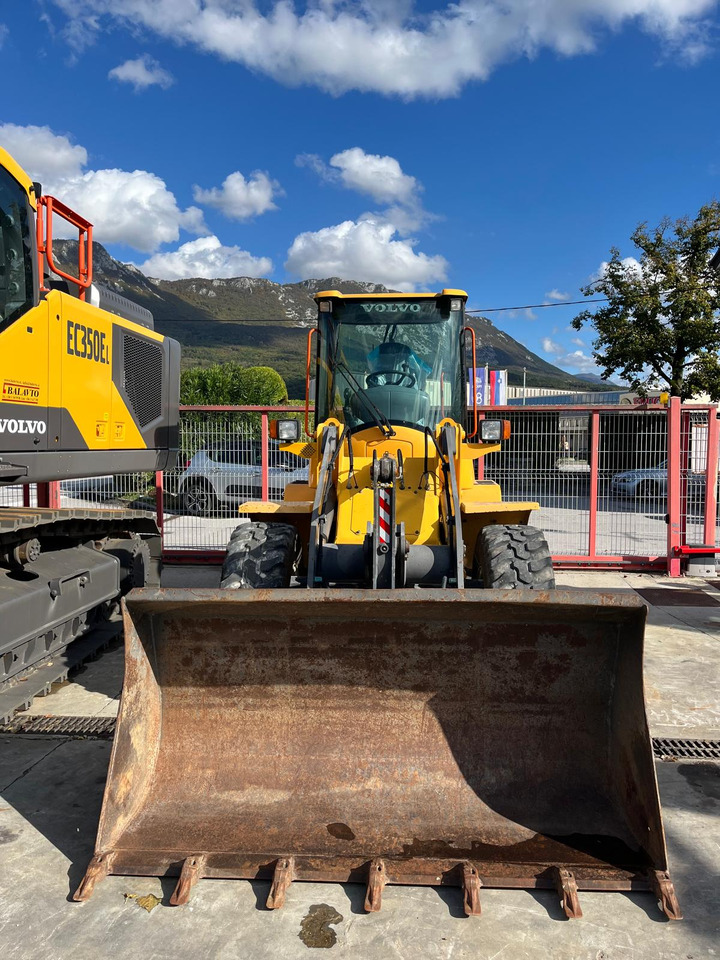 VOLVO L35B - Gumikerekes homlokrakodó: 1 kép. VOLVO L35B - Gumikerekes homlokrakodó: 1 kép.