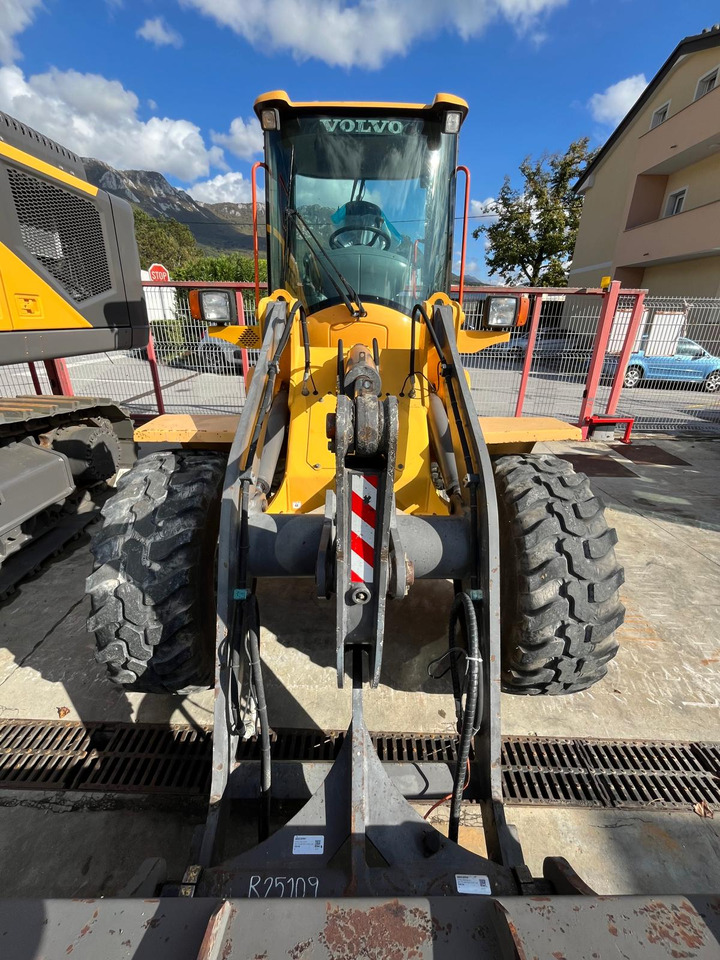 VOLVO L35B - Gumikerekes homlokrakodó: 5 kép. VOLVO L35B - Gumikerekes homlokrakodó: 5 kép.