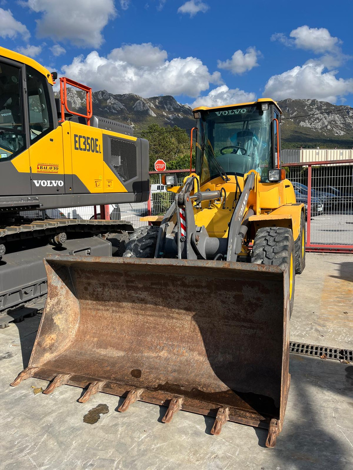 VOLVO L35B - Gumikerekes homlokrakodó: 2 kép. VOLVO L35B - Gumikerekes homlokrakodó: 2 kép.