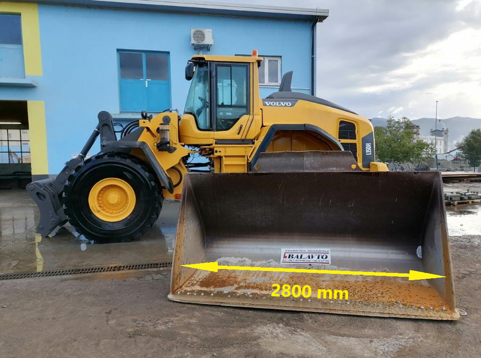 VOLVO loader bucket 2800 mm - Rakodókanál - Gumikerekes homlokrakodó: 2 kép. VOLVO loader bucket 2800 mm - Rakodókanál - Gumikerekes homlokrakodó: 2 kép.