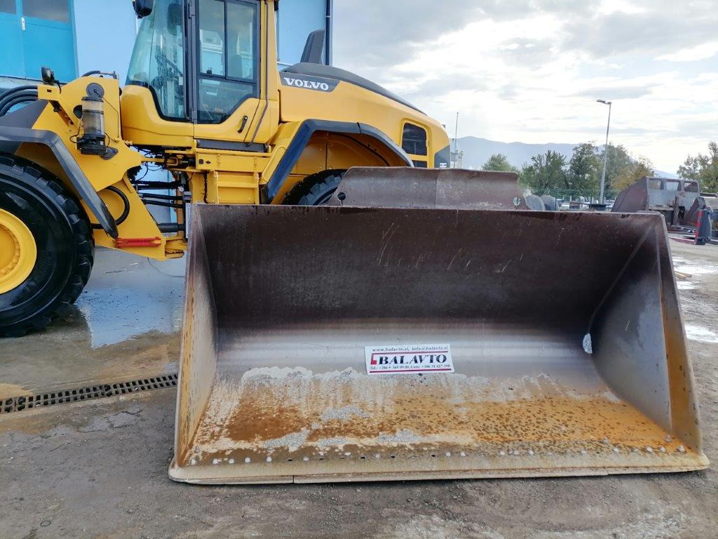 VOLVO loader bucket 2800 mm - Rakodókanál - Gumikerekes homlokrakodó: 1 kép. VOLVO loader bucket 2800 mm - Rakodókanál - Gumikerekes homlokrakodó: 1 kép.