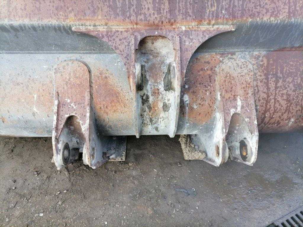 VOLVO loader bucket 2800 mm - Rakodókanál - Gumikerekes homlokrakodó: 4 kép. VOLVO loader bucket 2800 mm - Rakodókanál - Gumikerekes homlokrakodó: 4 kép.