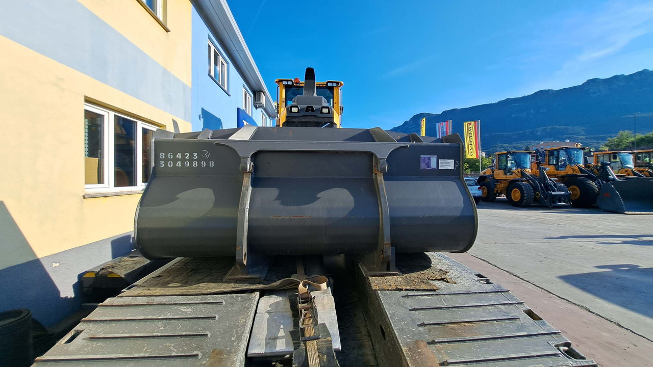 Volvo 2500 mm for 12-15 ton wheel loaders - Rakodókanál - Gumikerekes homlokrakodó: 3 kép. Volvo 2500 mm for 12-15 ton wheel loaders - Rakodókanál - Gumikerekes homlokrakodó: 3 kép.