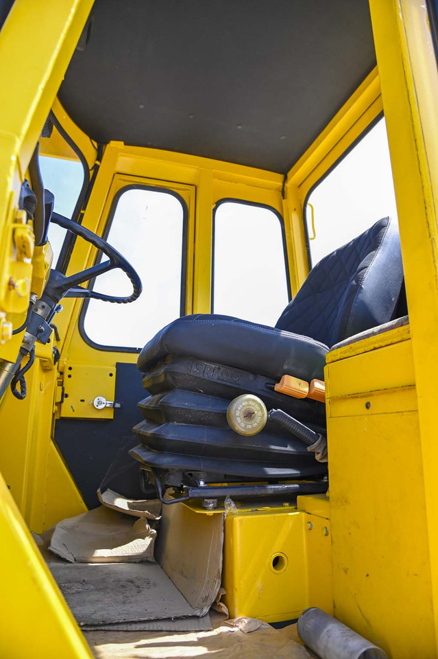 Gumikerekes homlokrakodó Volvo BM4300: 45 kép.