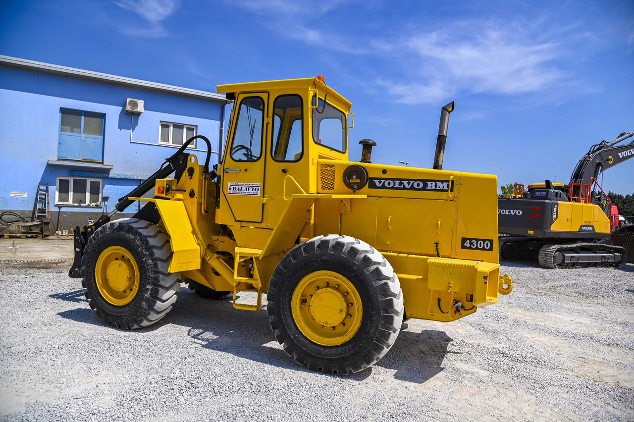 Gumikerekes homlokrakodó Volvo BM4300: 5 kép.