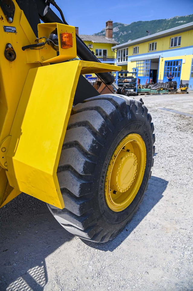 Gumikerekes homlokrakodó Volvo BM4300: 31 kép.