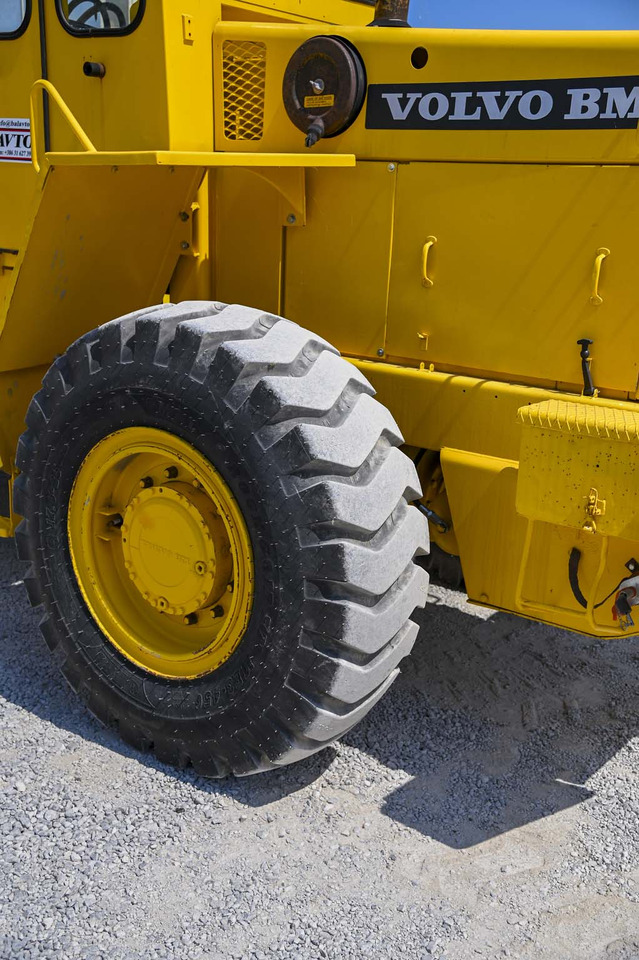 Gumikerekes homlokrakodó Volvo BM4300: 25 kép.