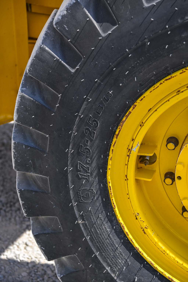 Gumikerekes homlokrakodó Volvo BM4300: 26 kép.