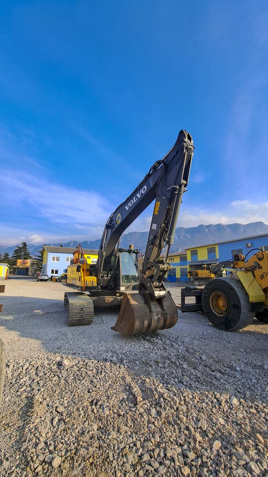 Volvo EC220EL - Lánctalpas kotró: 4 kép. Volvo EC220EL - Lánctalpas kotró: 4 kép.