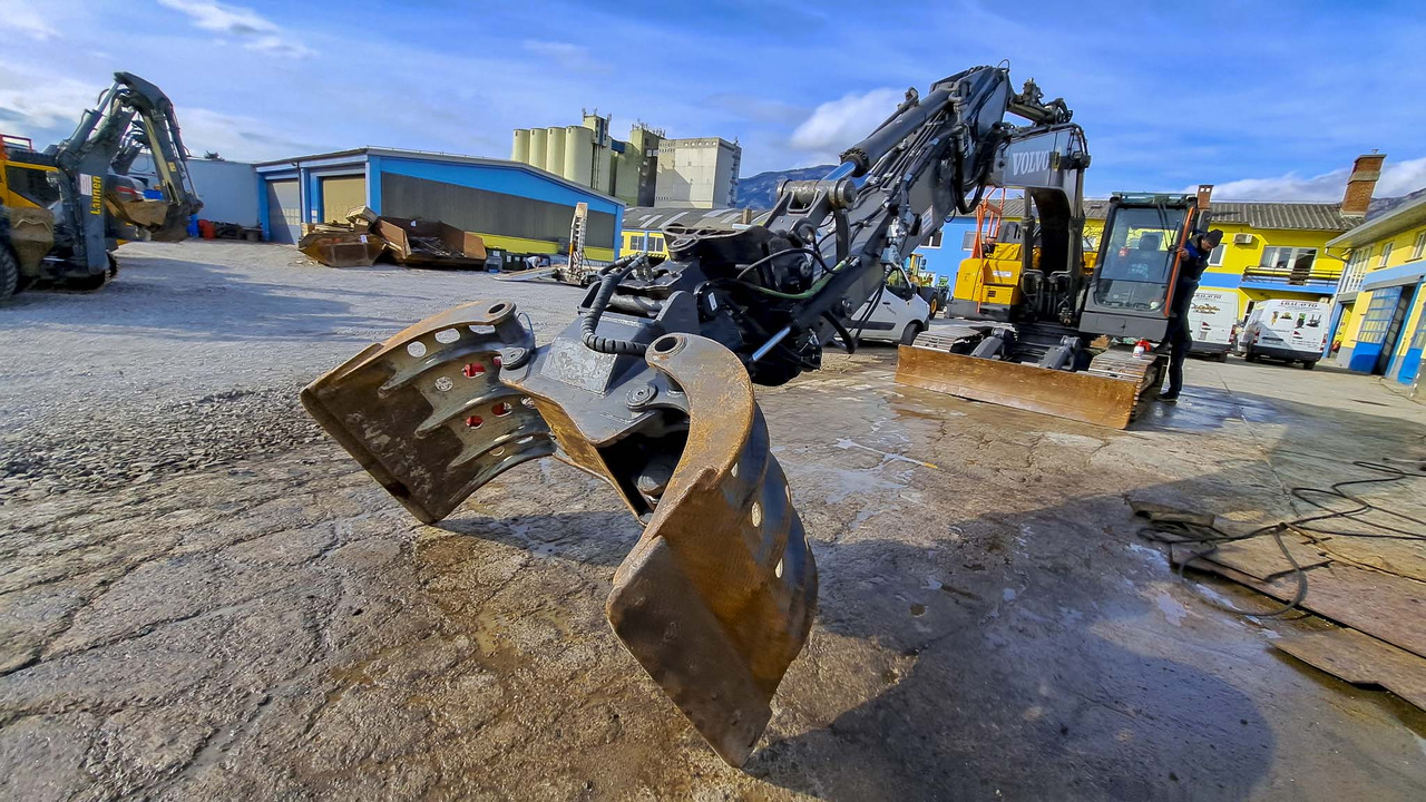 Volvo ECR235EL - Lánctalpas kotró: 2 kép. Volvo ECR235EL - Lánctalpas kotró: 2 kép.