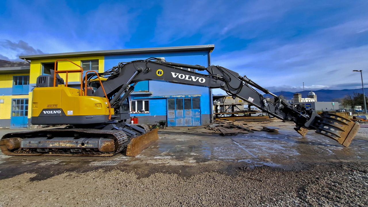 Volvo ECR235EL - Lánctalpas kotró: 4 kép. Volvo ECR235EL - Lánctalpas kotró: 4 kép.