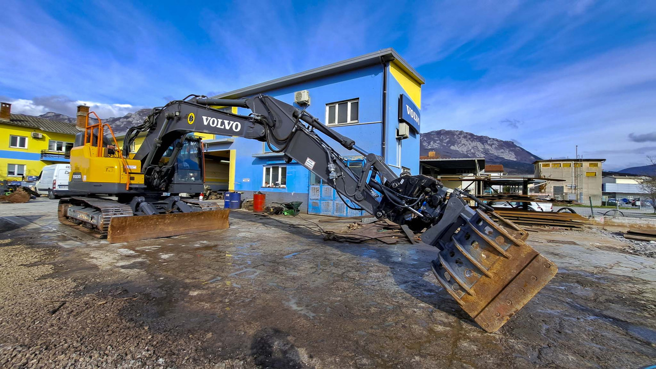 Volvo ECR235EL - Lánctalpas kotró: 3 kép. Volvo ECR235EL - Lánctalpas kotró: 3 kép.