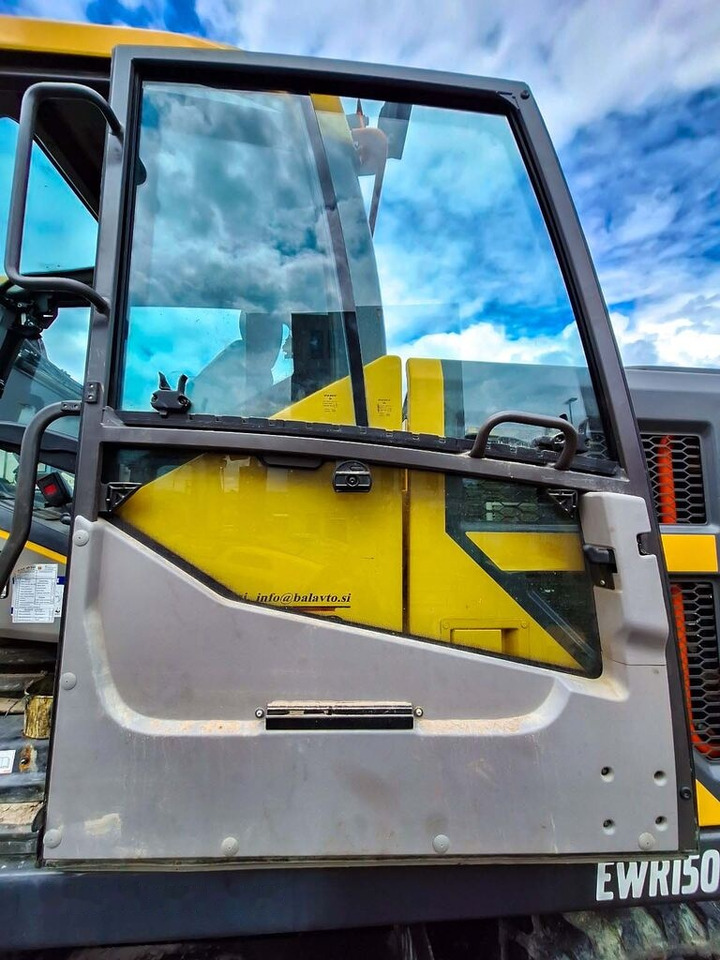 Volvo EWR150E, EC250E, EC300E, EW160E, EW180E, EC220E, EC160E, EC180E, EWR170E, EW240E MH, EC200E - Fülke - Kotrógép: 3 kép. Volvo EWR150E, EC250E, EC300E, EW160E, EW180E, EC220E, EC160E, EC180E, EWR170E, EW240E MH, EC200E - Fülke - Kotrógép: 3 kép.