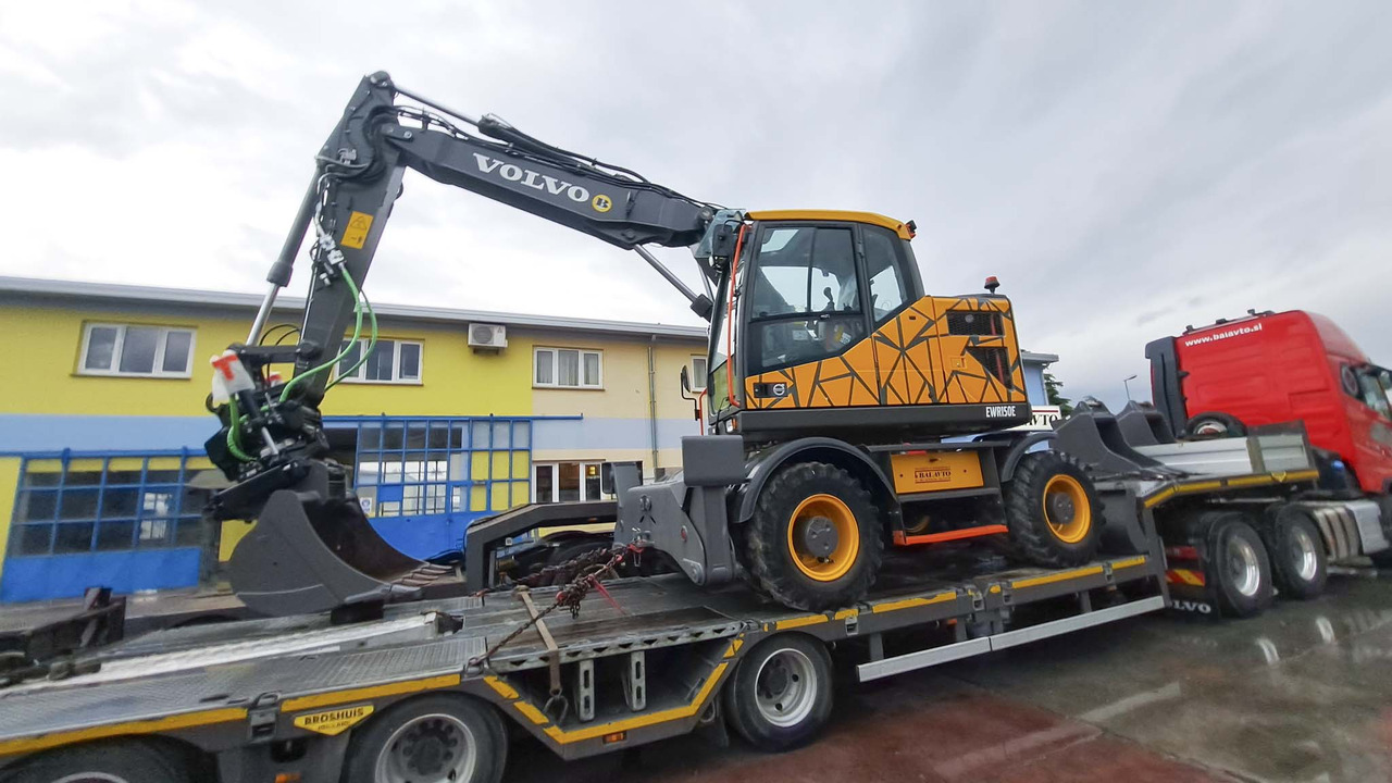 Volvo EWR150E - Gumikerekes kotró: 2 kép. Volvo EWR150E - Gumikerekes kotró: 2 kép.