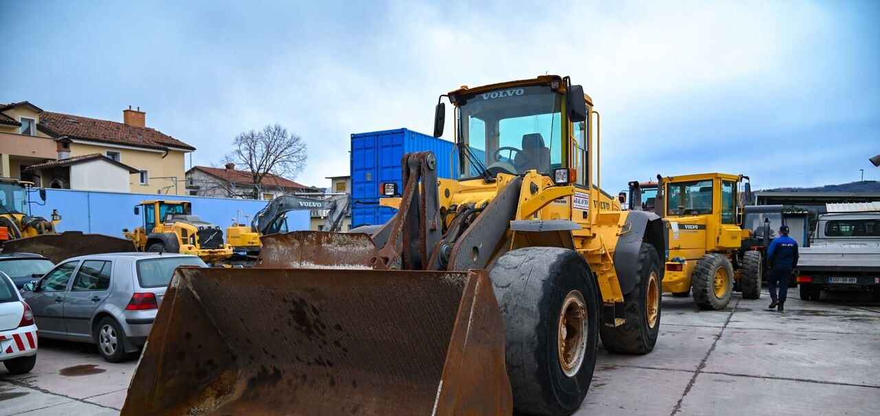 Volvo L110E - Gumikerekes homlokrakodó: 3 kép. Volvo L110E - Gumikerekes homlokrakodó: 3 kép.