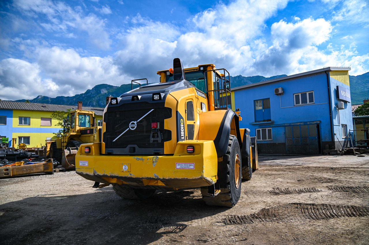 Gumikerekes homlokrakodó Volvo L180H: 6 kép.