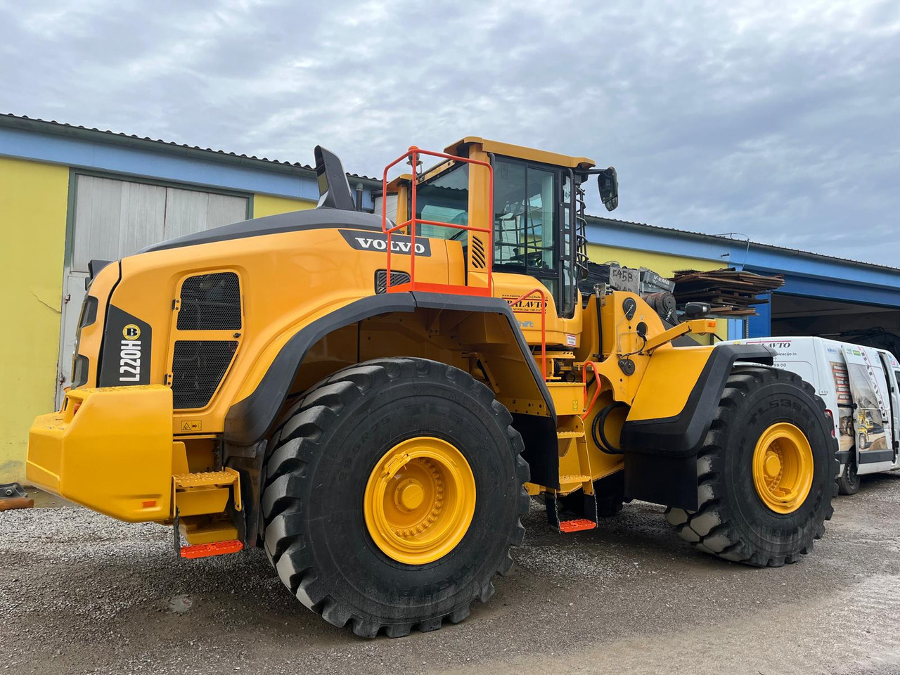 Volvo L220H - Gumikerekes homlokrakodó: 1 kép. Volvo L220H - Gumikerekes homlokrakodó: 1 kép.