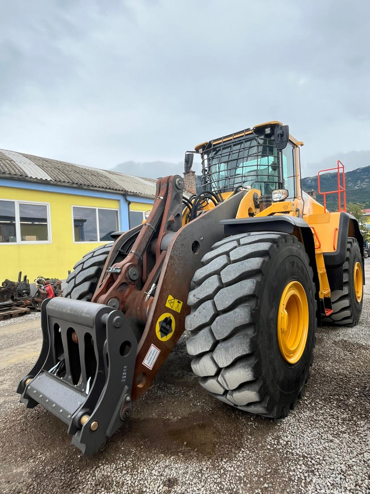 Volvo L220H - Gumikerekes homlokrakodó: 2 kép. Volvo L220H - Gumikerekes homlokrakodó: 2 kép.