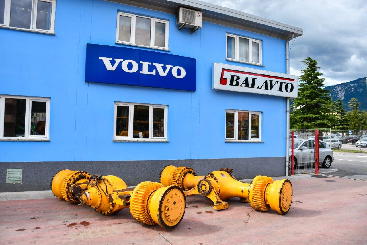 Volvo L350F - Tengely és alkatrészek - Gumikerekes homlokrakodó: 3 kép. Volvo L350F - Tengely és alkatrészek - Gumikerekes homlokrakodó: 3 kép.