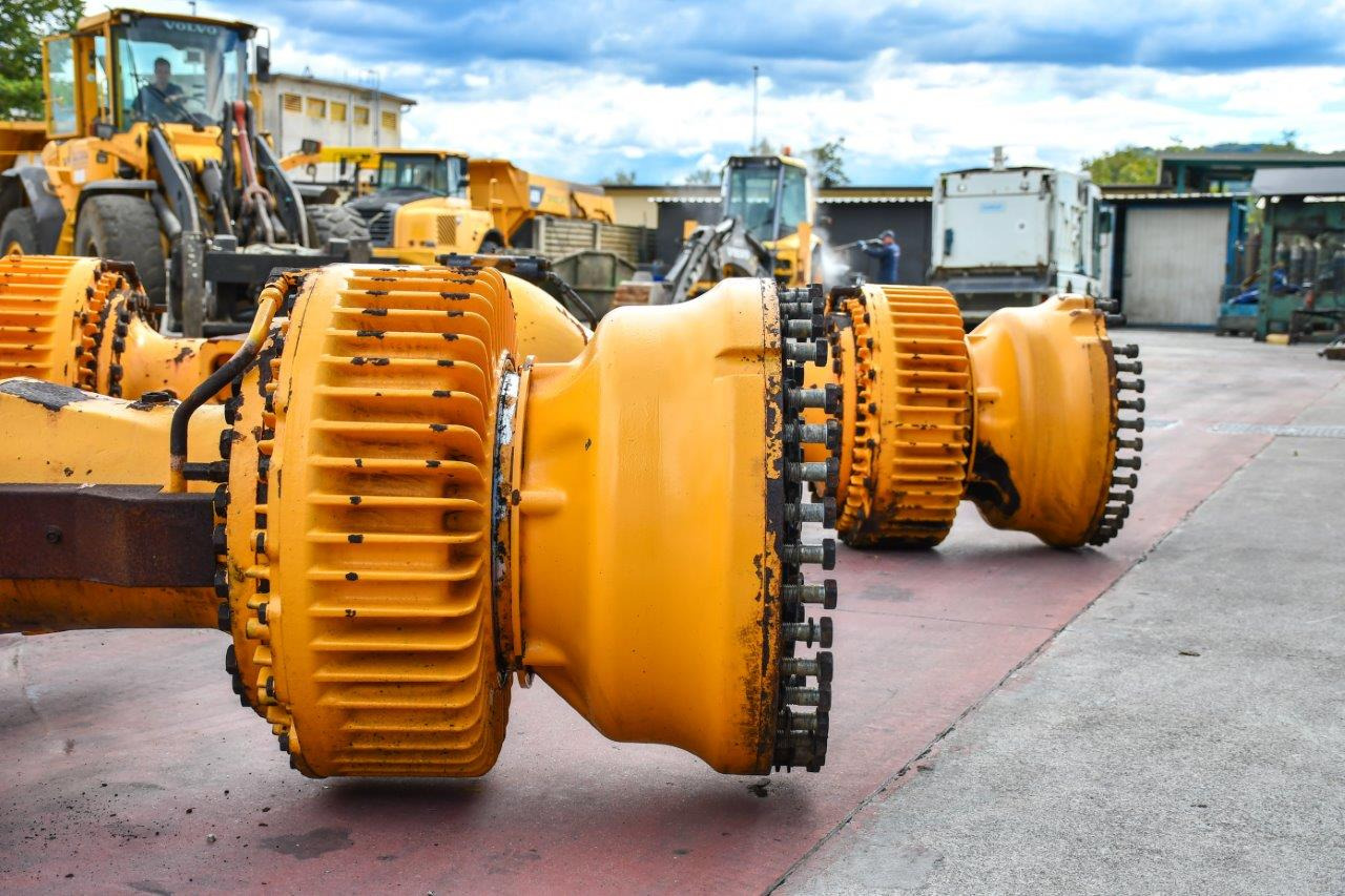 Volvo L350F - Tengely és alkatrészek - Gumikerekes homlokrakodó: 5 kép. Volvo L350F - Tengely és alkatrészek - Gumikerekes homlokrakodó: 5 kép.