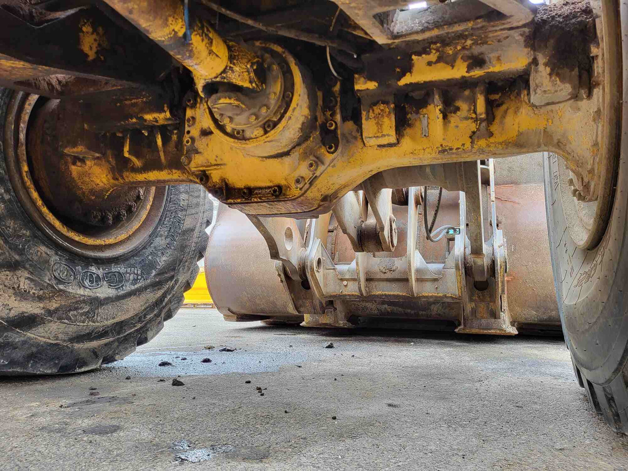 Volvo front axle - Első tengely - Rakodógép: 2 kép. Volvo front axle - Első tengely - Rakodógép: 2 kép.