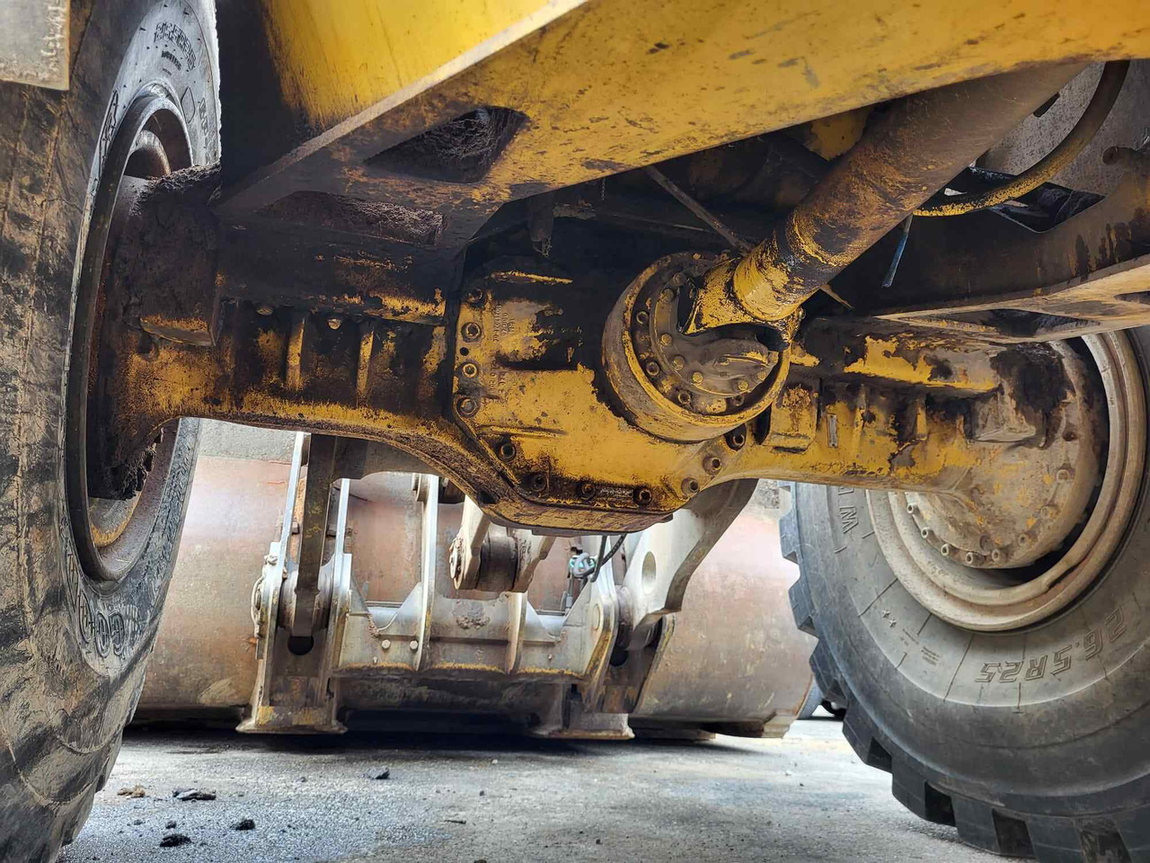Volvo front axle - Első tengely - Rakodógép: 1 kép. Volvo front axle - Első tengely - Rakodógép: 1 kép.