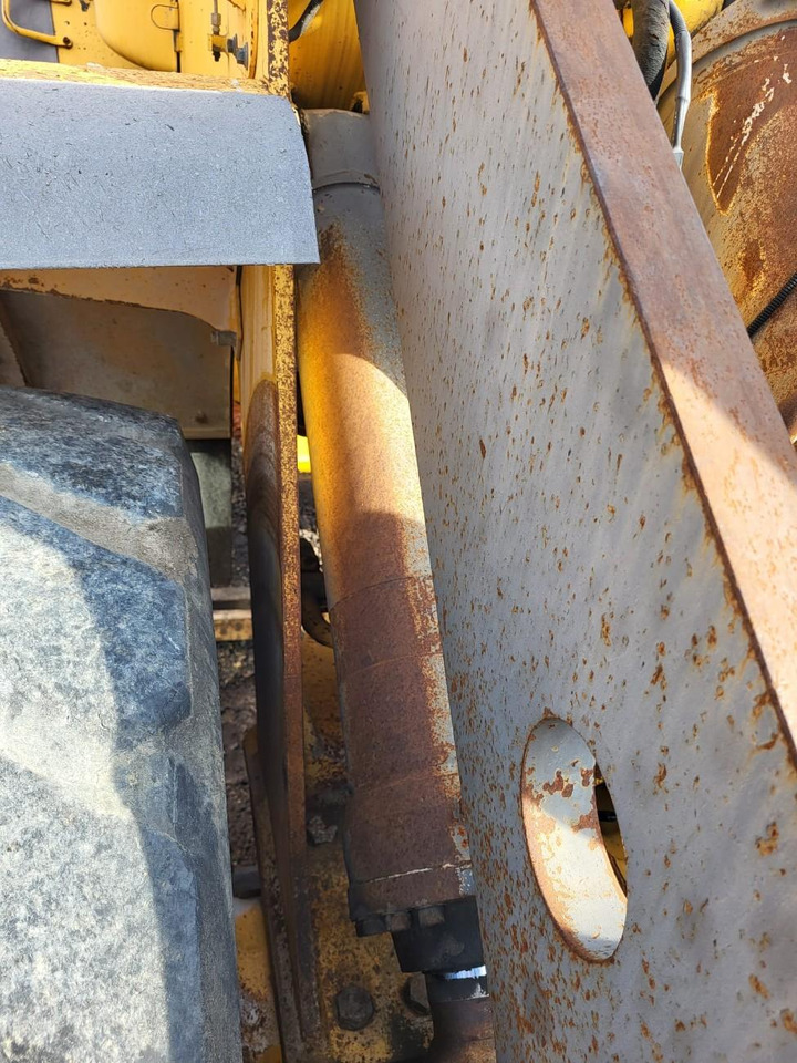 Volvo lifting hydraulic cylinder - Hidraulikus henger - Gumikerekes homlokrakodó: 1 kép. Volvo lifting hydraulic cylinder - Hidraulikus henger - Gumikerekes homlokrakodó: 1 kép.