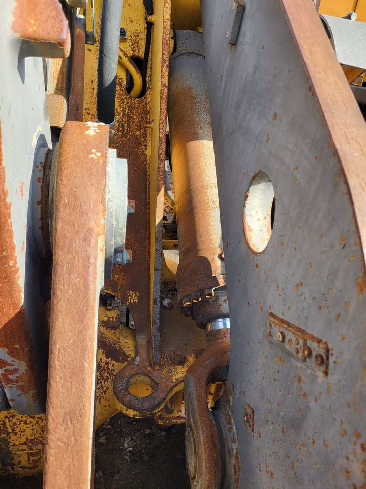 Volvo lifting hydraulic cylinder - Hidraulikus henger - Gumikerekes homlokrakodó: 1 kép. Volvo lifting hydraulic cylinder - Hidraulikus henger - Gumikerekes homlokrakodó: 1 kép.