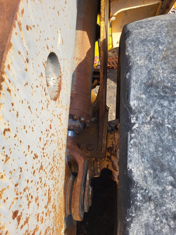 Volvo lifting hydraulic cylinder - Hidraulikus henger - Gumikerekes homlokrakodó: 2 kép. Volvo lifting hydraulic cylinder - Hidraulikus henger - Gumikerekes homlokrakodó: 2 kép.