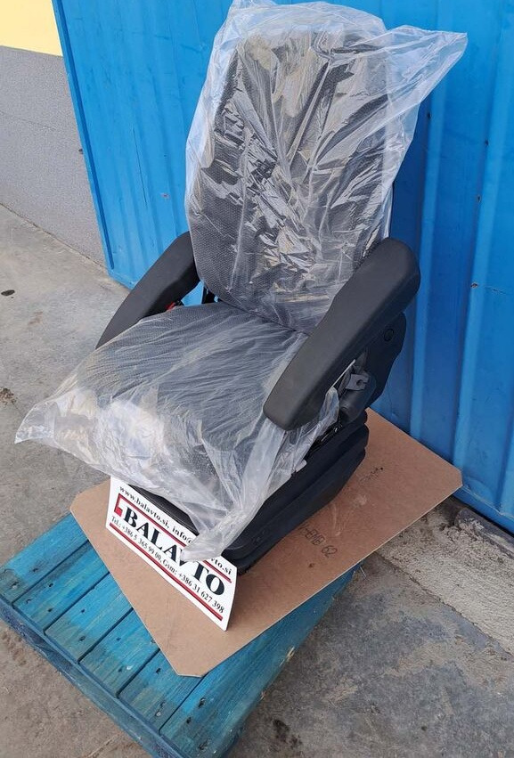 Volvo seat 11309082 for Volvo L45F, L45G, L45H, L50F, L50G, L50H - Ülés - Gumikerekes homlokrakodó: 2 kép. Volvo seat 11309082 for Volvo L45F, L45G, L45H, L50F, L50G, L50H - Ülés - Gumikerekes homlokrakodó: 2 kép.