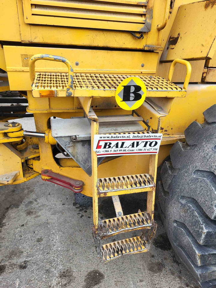 Volvo steps - Lépcső - Rakodógép: 2 kép. Volvo steps - Lépcső - Rakodógép: 2 kép.