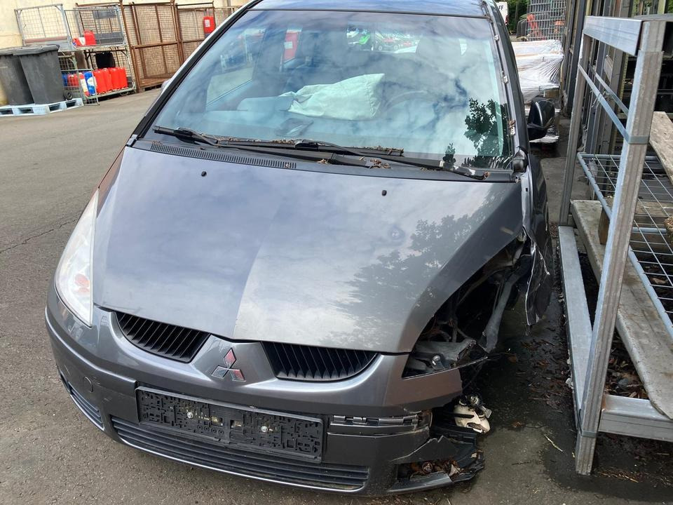 Mitsubishi Colt Unfallfahrzeug - Autó: 4 kép. Mitsubishi Colt Unfallfahrzeug - Autó: 4 kép.