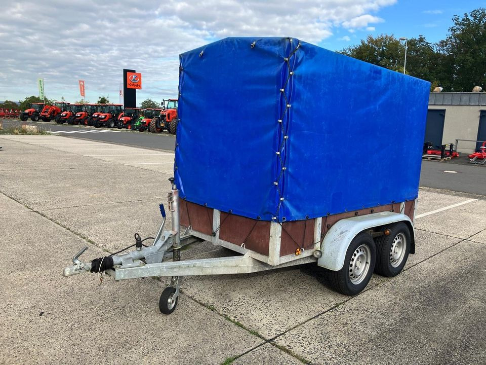 PKW Anhänger Costo mit Plane und Spriegel 2,0t - Ponyvás pótkocsi: 1 kép. PKW Anhänger Costo mit Plane und Spriegel 2,0t - Ponyvás pótkocsi: 1 kép.