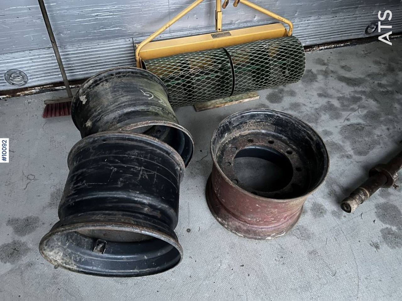 4pcs 18R19.5 Michelin tires on rims - Gumiabroncs - Építőipari gépek: 5 kép. 4pcs 18R19.5 Michelin tires on rims - Gumiabroncs - Építőipari gépek: 5 kép.